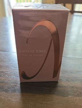 Madame Chic Eau de Parfum - Pink Box